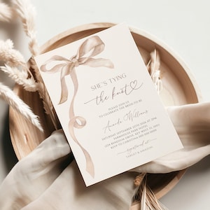 modifiable elle attache l'invitation nuptiale de douche de Zazzle.be Liste d'envies Créez un Magasin Vous avez des idées ? Invitation nuptiale beige moderne de shower de Zazzle.be Liste d'envies Vous avez des idées ? Modèle de douche de mariage ruban aquarelle
