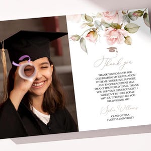 Zachtroze bloemen afstudeerfoto bedankt | BEWERKBARE afdrukbare Blush Boho afstuderen bedankkaartsjabloon | Scriptklasse van 2025