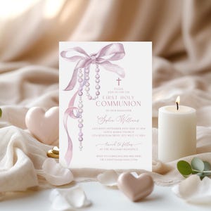 Elegante Rosa Erste Heilige Kommunion Einladungsvorlage für Mädchen | Anpassbarer Rosenkranz und Band Design | Druckbare Blush rosa Taufe