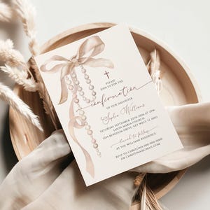 Elegante Beige Firmung Einladungs Vorlage für Mädchen | Anpassbarer Rosenkranz und Band Design | Druckbare Mokka Taupe Taufe