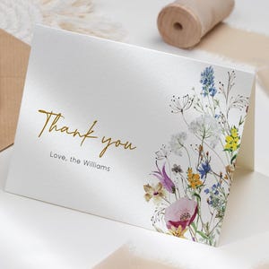 Cartão de agradecimento com flores silvestres | Design floral vermelho e roxo para impressão EDITÁVEL | Nota de agradecimento para casamento boho | Cartão inspirado na natureza