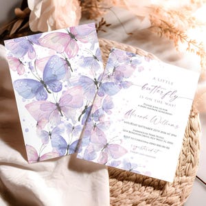 Een kleine vlinder is onderweg babyshower uitnodiging | Bewerkbare sjabloon | Afdrukbare uitnodiging voor babystrooisel | Boho paarse blushkaart