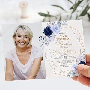 Marineblauwe en gouden bloemen 75e verjaardagsuitnodiging | BEWERKBARE sjabloon | Verjaardagsuitnodiging met bloemenprint voor dames | Uitnodiging voor elke leeftijd