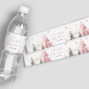 Etykieta na butelkę z wodą na Boże Narodzenie | EDYTOWALNY szablon etykiety na baby shower z sosną i płatkami śniegu | Wydrukowana różowa etykieta na zimowy brunch dla panny młodej