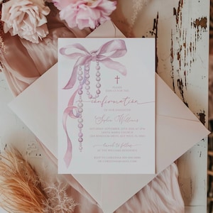 Elegante Rosa Konfirmations-Einladungs-Vorlage für Mädchen | Anpassbarer Rosenkranz und Band Design | Druckbare Blush Pink Schleife Taufe Karte