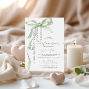 Elegante modello di invito per la cresima verde salvia per ragazze / Design personalizzabile con rosario e nastro / Invito per battesimo con fiocco verde stampabile