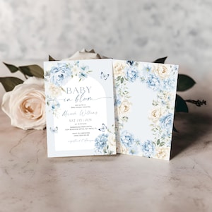 Elegante blauwe bloemenuitnodiging babyshower | Baby in Bloom-uitnodiging | Afdrukbare sjabloon babyshower vlinders