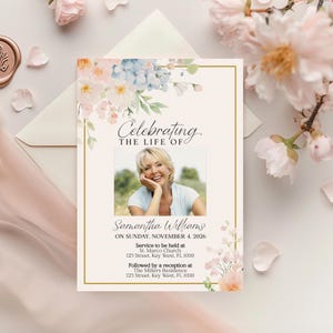 Modèle d'invitation aux funérailles de fleur rose et bleue | Faire-part commémoratif modifiable avec cadre doré | Célébration de la vie imprimable
