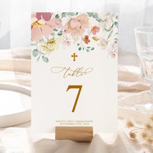 Números de mesa para la primera comunión con flores silvestres / Tarjetas de asiento con flores bohemias rojas y rosas editables / Plantilla de bautismo imprimible con cruz dorada