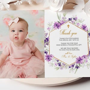 Carte de remerciement florale de baptême pourpre avec photo | Modèle bébé modifiable | Remerciement religieux imprimable | Baptême lavande et or