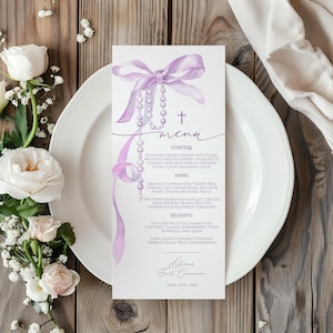 Peut inclure: Une illustration aquarelle de couleur violette et blanche d'un chapelet avec un nœud sur un fond blanc. Le texte "menu" est écrit en cursive avec une croix au-dessus. Le menu comprend des entrées, des plats principaux et des desserts. Le texte en bas indique "Notre Première Communion 15 avril 2026".