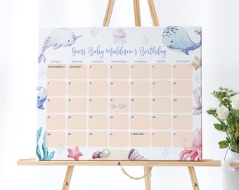 Puede incluir: Un calendario blanco con un tema oceánico en azul claro y rosa. El calendario está decorado con narvales, medusas, estrellas de mar, conchas y un pulpo. El calendario se titula "Adivina el cumpleaños de la bebé Maddison" y tiene los meses de diciembre y enero listados. La fecha de parto está marcada en el calendario.
