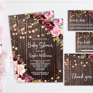 K&ouml;nnte beinhalten: Rustikale Baby Shower Einladung mit Holz Hintergrund, Lichterkette und burgunderroten und rosafarbenen floralen Akzenten. Die Einladung lautet "Bitte schlie&szlig;en Sie sich uns zu einer Baby Shower zu Ehren von Sophia Williams an".