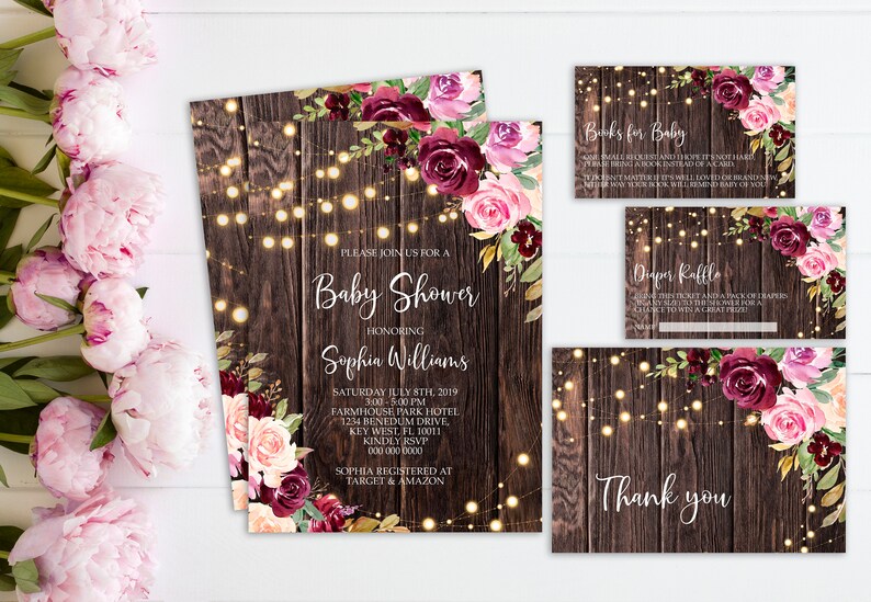 K&ouml;nnte beinhalten: Rustikale Baby Shower Einladung mit Holz Hintergrund, Lichterkette und burgunderroten und rosafarbenen floralen Akzenten. Die Einladung lautet "Bitte schlie&szlig;en Sie sich uns zu einer Baby Shower zu Ehren von Sophia Williams an".