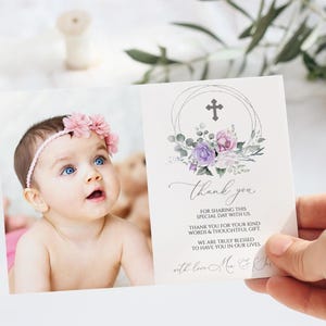 Rosa und Lila Blumen Taufe Foto Dankeskarte | Bearbeitbare Vorlage | Druckbare Dankbarkeitskarte für Mädchen zur Kommunion oder Taufe