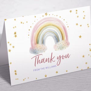 Cartão de agradecimento em arco-íris | Cartão de agradecimento para casamento editável e imprimível | Chá de bebê com estrelas douradas e arco-íris de diversão em aquarela rosa blush | Aniversário