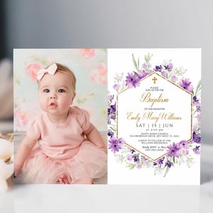 faire-part de baptême pourpre | Modèle d'invitation photo floral rustique modifiable | Carte de baptême bébé fille imprimable bohème fleurs lilas et cadre doré