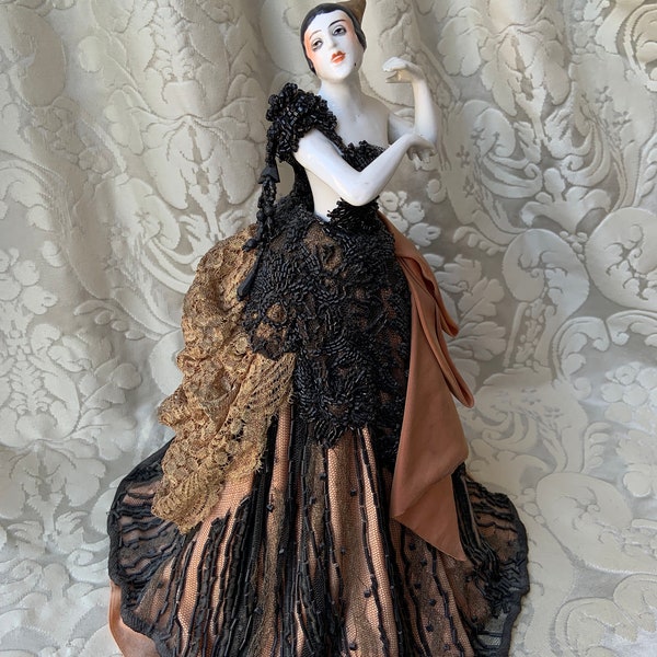 Exceptionnelle et très rare demi-poupée cabaret avec une incroyable robe originale/demi-figurine/Fasold & Stauch?