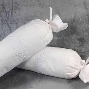Weißes rundes Nackenkissen mit Spitze und Schleife aus Baumwollstoff