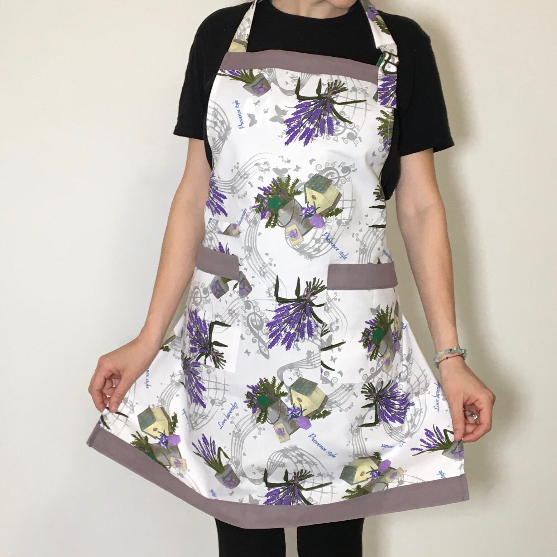 Robe Tablier Brodée Main - Lavande, Taille 6 Ans - Occasion En Très Bon état