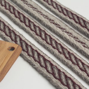 Garniture en laine tissée pour tablettes. Reconstitution viking. Bourgogne, brun clair et gris clair.