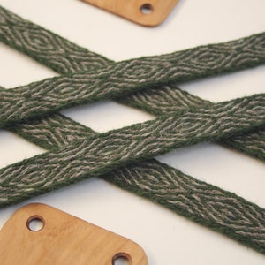 Tabletgeweven wollen rand. Viking-re-enactment. Groen en grijs.