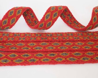 Guarnição em lã tecida em tabletes. Reencenação viking, trança histórica medieval. Vermelho, cinza natural e amarelo.