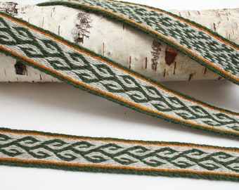 Bordure en laine tissée sur tablette. Reconstitution viking, tresse historique médiévale. Vert, orange et gris clair.