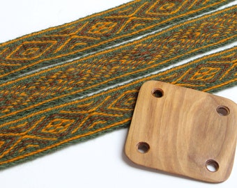 Ribete de lana tejida en forma de tableta. Recreación vikinga. Verde, naranja y marrón.