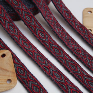Bordure en laine tissée sur tablette. Tresse historique médiévale. Bleu, rouge et gris.