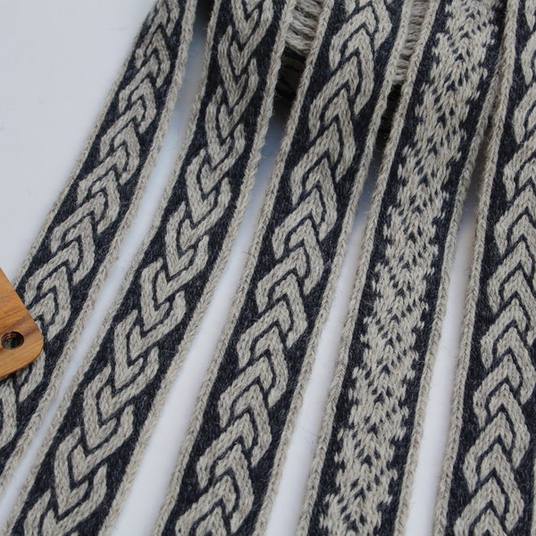 Bordure en laine tissée sur tablette. Reconstitution viking, tresse historique médiévale. Bleu et gris clair.