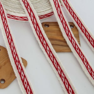 Tablet geweven wollen rand. Het weer invoeren van Viking, middeleeuwse historische vlecht. Wit en rood.