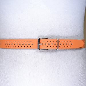 Orange perforierter Ledergürtel für Frauen, orangefarbener verstellbarer, stilvoller Taillengürtel, schicker Ausschnittdesigngürtel, leichter Modegürtel