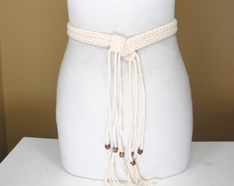 Beige Woven Tie up Belt pour femme. Ceinture Boho tressée avec frange