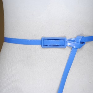 Retro Blue Skinny Vinyl Belt for Women, Shiny 80s Style Waist Belt with Glossy Rectangular Buckle, Vintage Mod Slim Belt