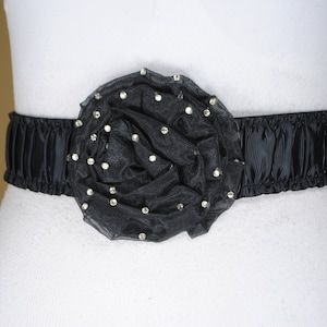 Vintage Black elastic grunge waist belt women with flower buckle 1980s 27&#39;&#39;-33&#39;&#39;