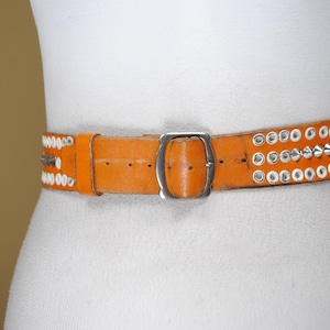 Orangefarbener Nieten-Ledergürtel