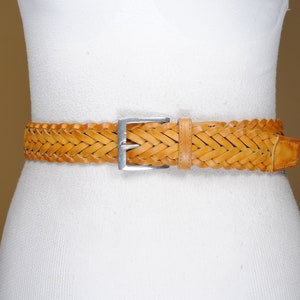Tan Braun Geflochtener Leder Gürtel für Frauen, 90er Jahre Paul Smith Boho Gürtel, rustikales gewebtes Leder Taille Accessoire mit silberner Schnalle
