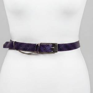 Lila Python Gürtel mit goldener Kette: Damen Vintage Mode