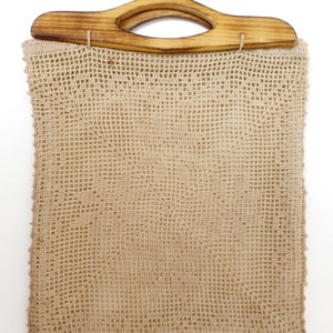1960s beige crochet hand bag for women with wooden handles image 5