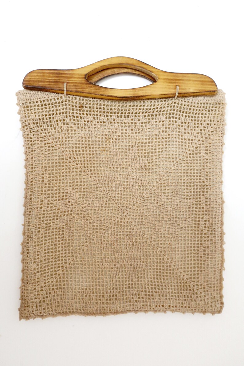 1960s beige crochet hand bag for women with wooden handles image 5