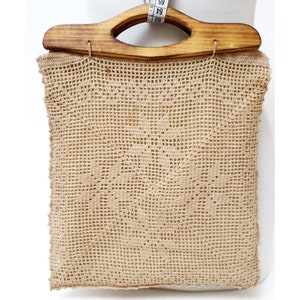 1960s beige crochet hand bag for women with wooden handles image 1