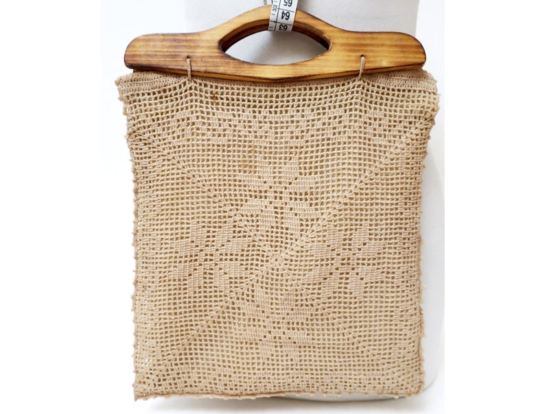 1960s beige crochet hand bag for women with wooden handles image 1