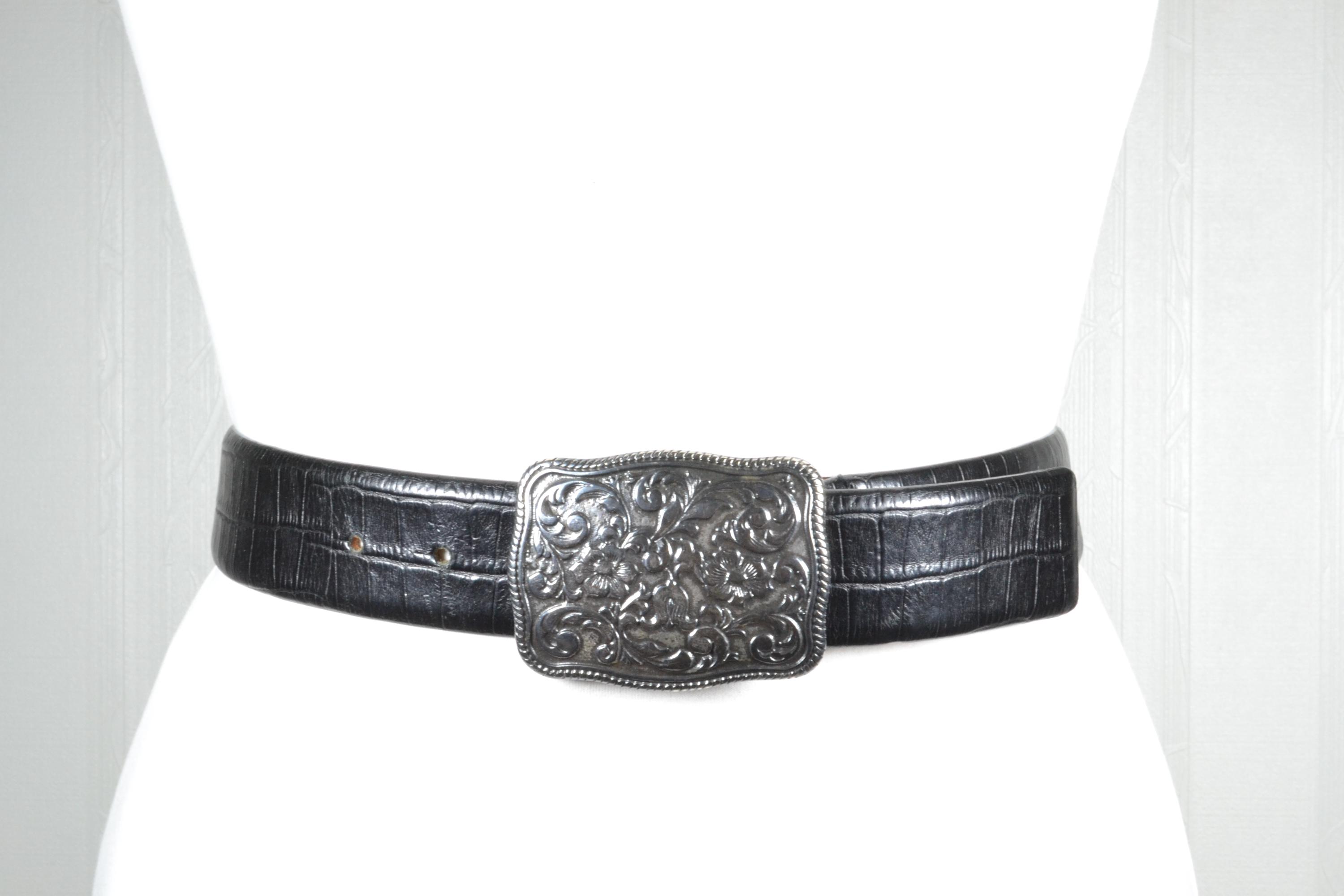 Cinturón vintage de cuero negro con hebilla plateada ornamentada, ancho con relieve de cocodrilo para mujer, accesorio clásico para mujer.