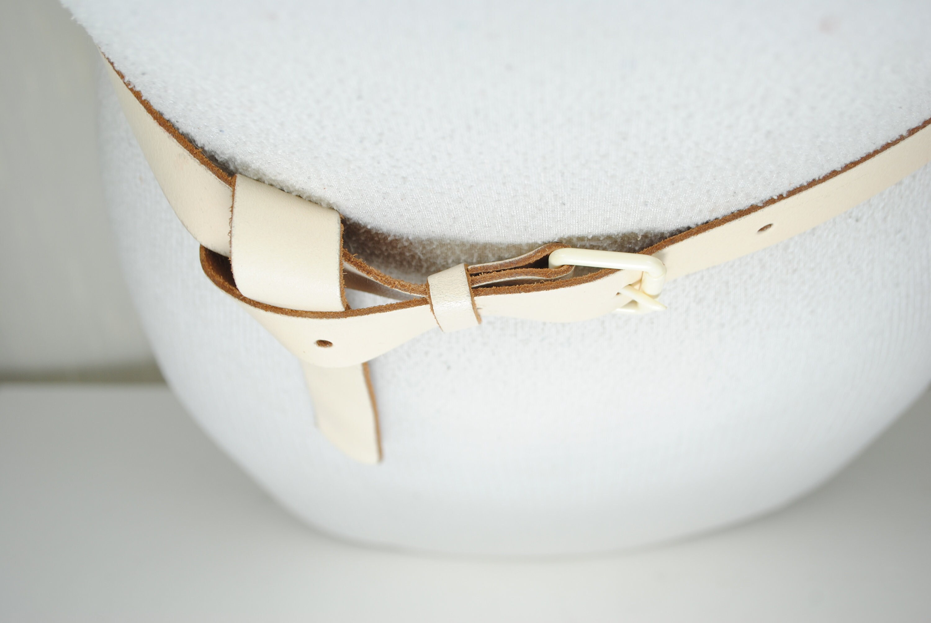 Vintage Eggshell Cream Leather Belt: Skinny Minimalist Waist  display picture 2