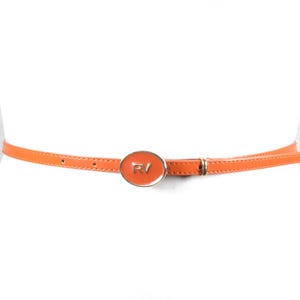 Dünner oranger Ledergürtel mit ovaler Logo-Schnalle, stilvoller verstellbarer Damengürtel, Vintage Chic Orange Gürtel