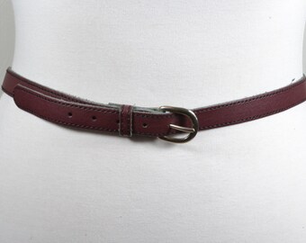 Cinturón fino de cuero morado para mujer, correa ajustable violeta, cinturón minimalista para vestir.