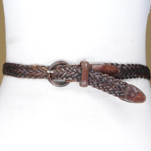 Cintura intrecciata in pelle marrone anni '70 da 40" da donna con fibbia coperta. cintura in difficoltà