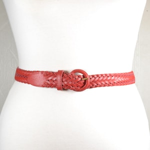 Rode gevlochten leren riem voor dames, boho-chique geweven tailleriem met elegante details, vintage rode riem