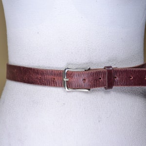 Cintura in pelle anticata bordeaux marrone per donna, cintura vintage bordeaux, classico aspetto in pelle usurata